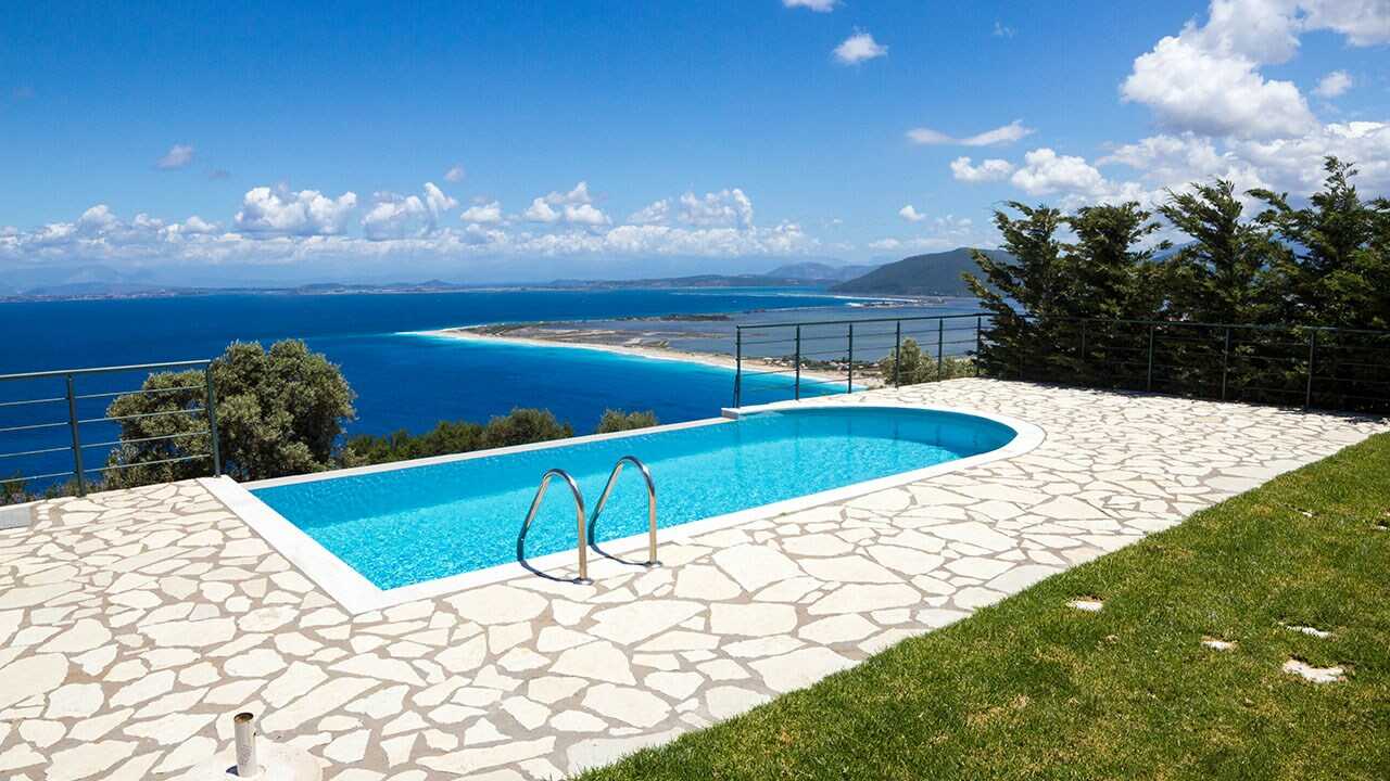 Basen przy willi z widokiem na morze.