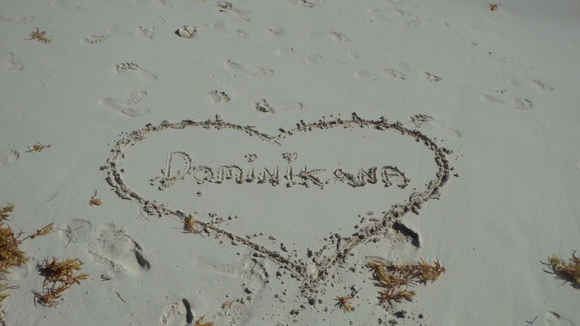Serce narysowane na pisaku plaży na Dominikanie.