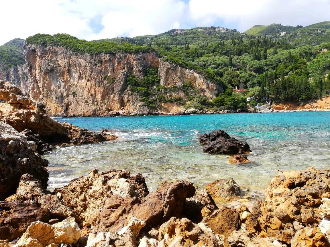 Urwisko skalne i lazuwrowa woda w około.